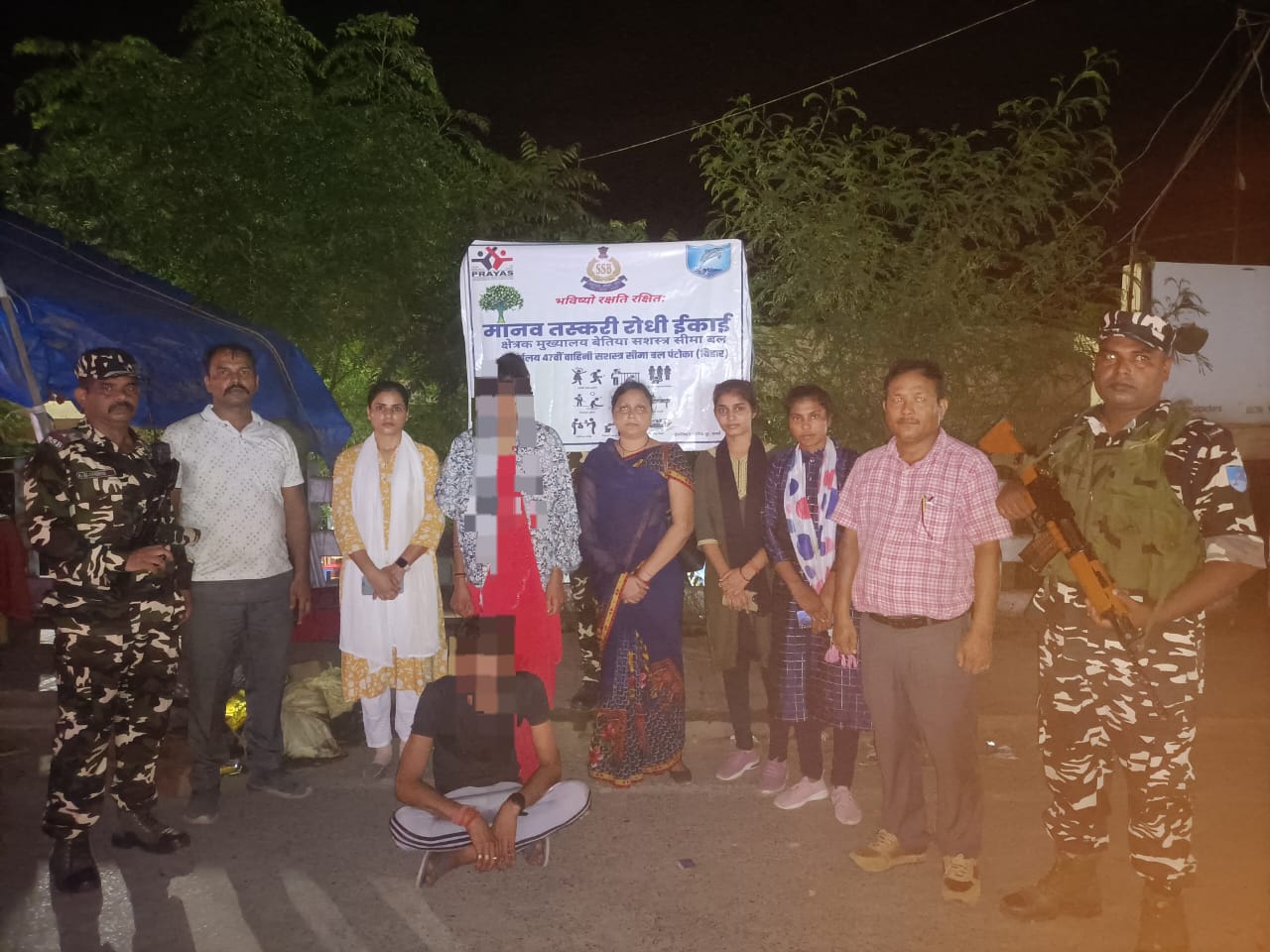 बरामद नाबालिग लड़की के साथ मानव तस्कर रोधी इकाई की टीम बरामद नाबालिग लड़की के साथ मानव तस्कर रोधी इकाई की टीम
