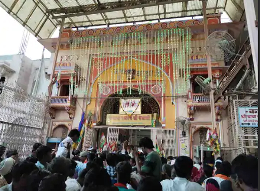 एक लाख से अधिक श्रद्धालु बाबा रामदेव के दरबार में पहुंच रहे, जीवित घोड़े भी चढ़ाते हैं भक्त एक लाख से अधिक श्रद्धालु बाबा रामदेव के दरबार में पहुंच रहे, जीवित घोड़े भी चढ़ाते हैं भक्त