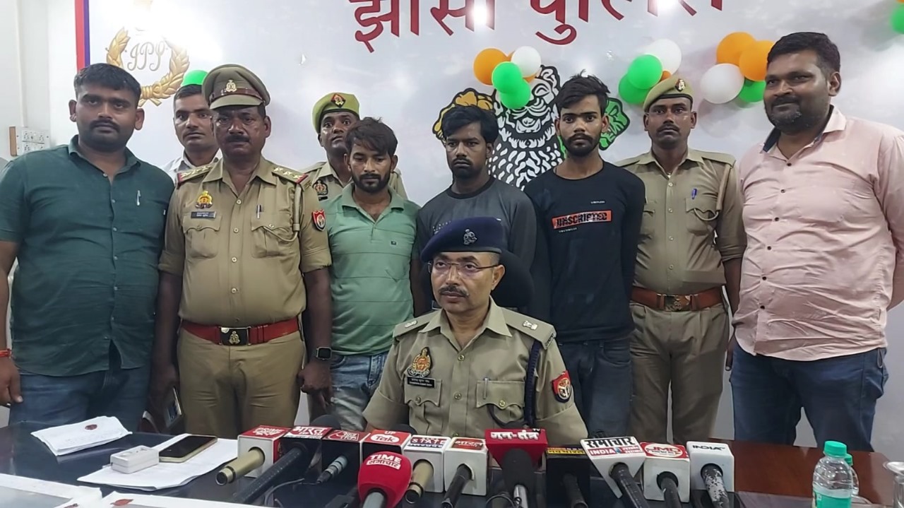 एसपी सिटी पत्रकार वार्ता में जानकारी देते हुए एसपी सिटी पत्रकार वार्ता में जानकारी देते हुए