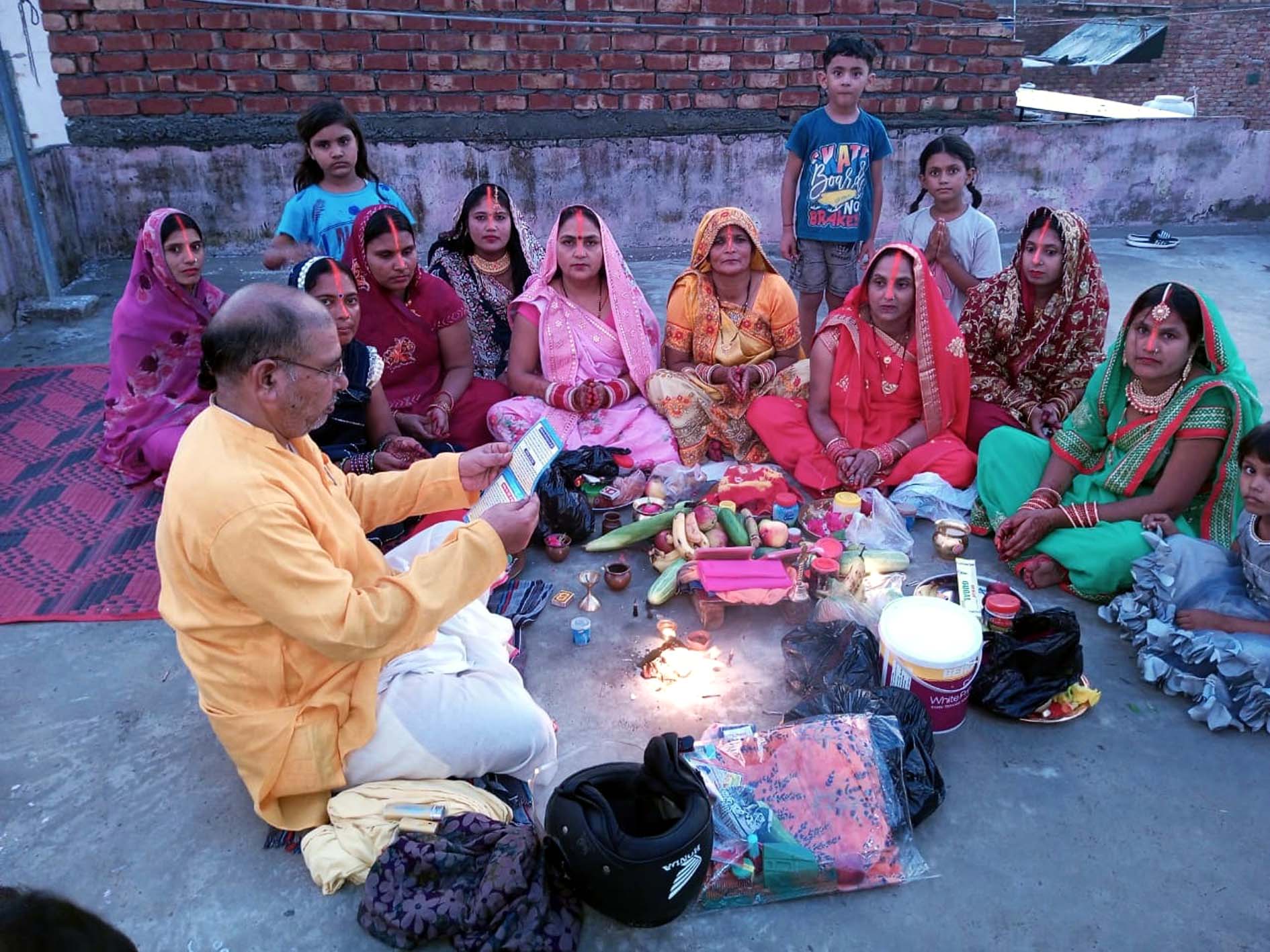 हरितालिका तीज के अवसर पर पूजन करवाते आचार्य शिवपूजन।