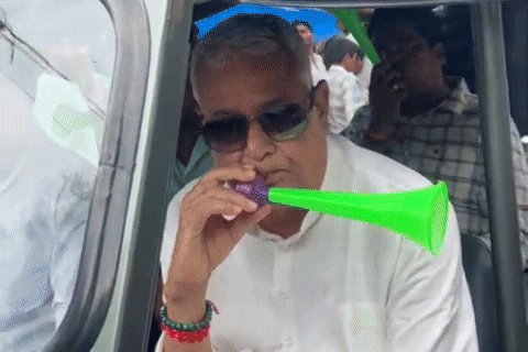 पूपाड़ी बजाते डॉ मीणा। पूपाड़ी बजाते डॉ मीणा।