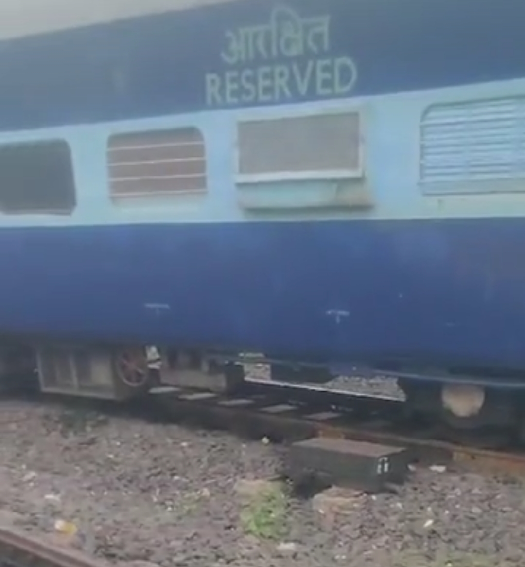 रेल कोच पटरी से उतरे