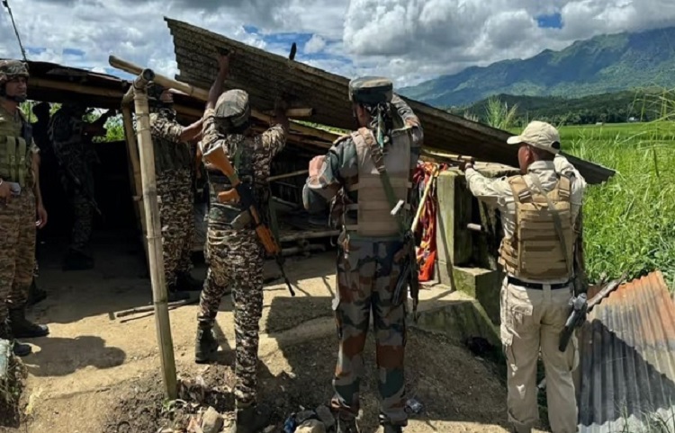 मणिपुरः उग्रवादियों के विरूद्ध तलाशी अभियान चलाते सुरक्षा बल के जवान मणिपुरः उग्रवादियों के विरूद्ध तलाशी अभियान चलाते सुरक्षा बल के जवान