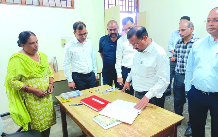 निरीक्षण करते हुए डीएम निरीक्षण करते हुए डीएम
