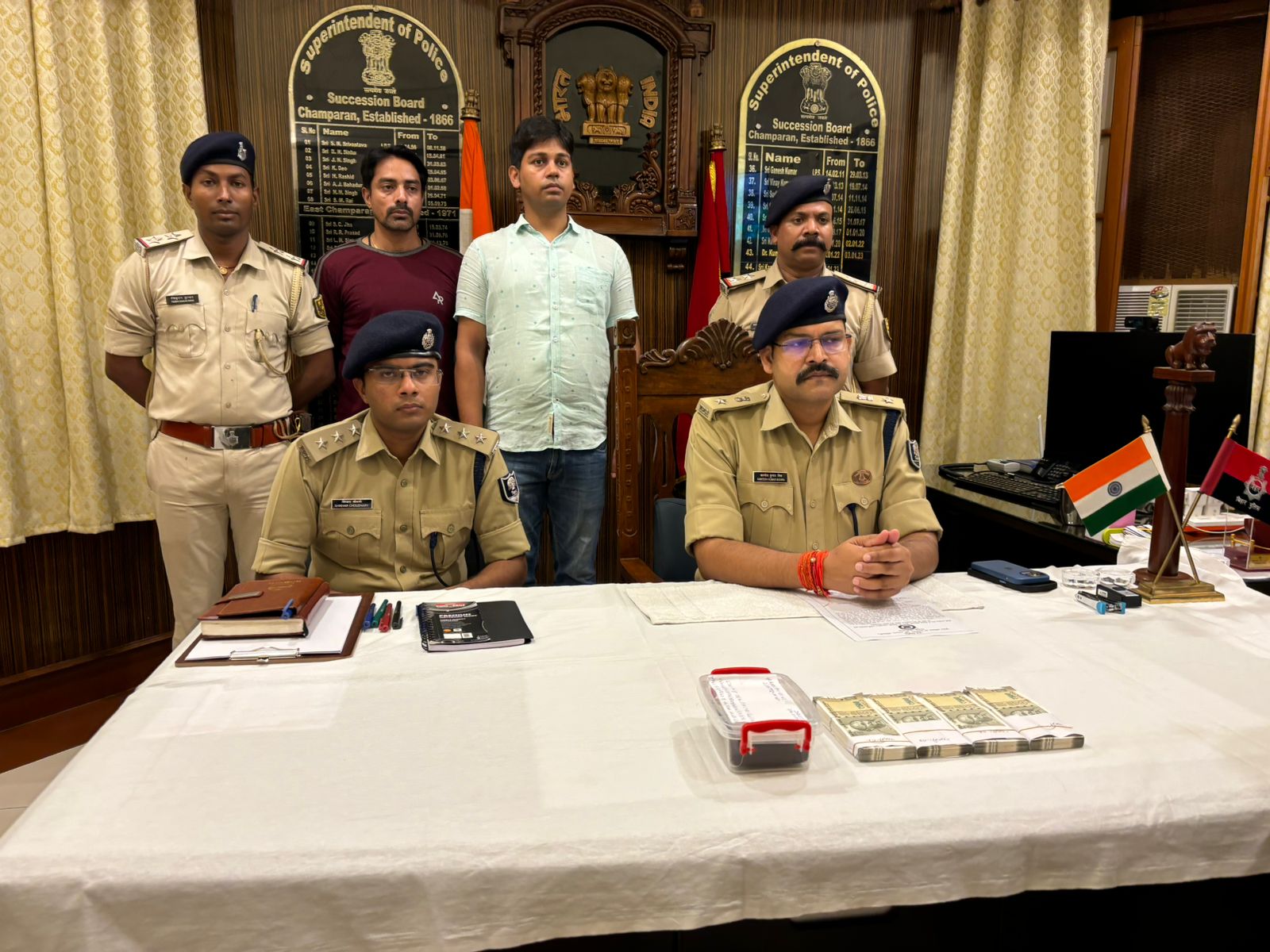 जाली नोट के धंधेबाजो की जानकारी देते एसपी जाली नोट के धंधेबाजो की जानकारी देते एसपी