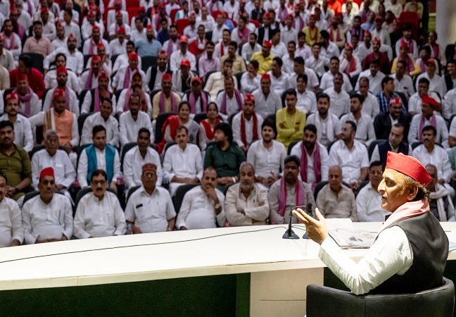 मुख्यालय में पदाधिकारी के साथ सपा अध्यक्ष एवं पूर्व मुख्यमंत्री अखिलेश यादव मुख्यालय में पदाधिकारी के साथ सपा अध्यक्ष एवं पूर्व मुख्यमंत्री अखिलेश यादव