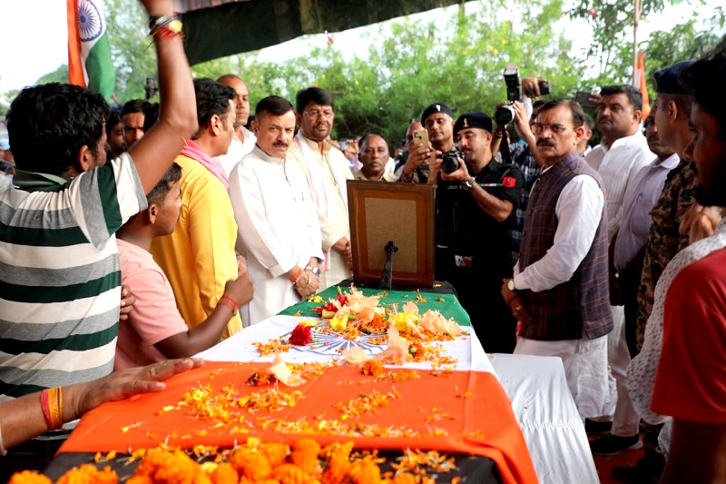 मप्रः प्रभारी मंत्री ने हरदुआकला पहुँचकर नम आँखों से दी वीर सपूत को श्रद्धांजलि