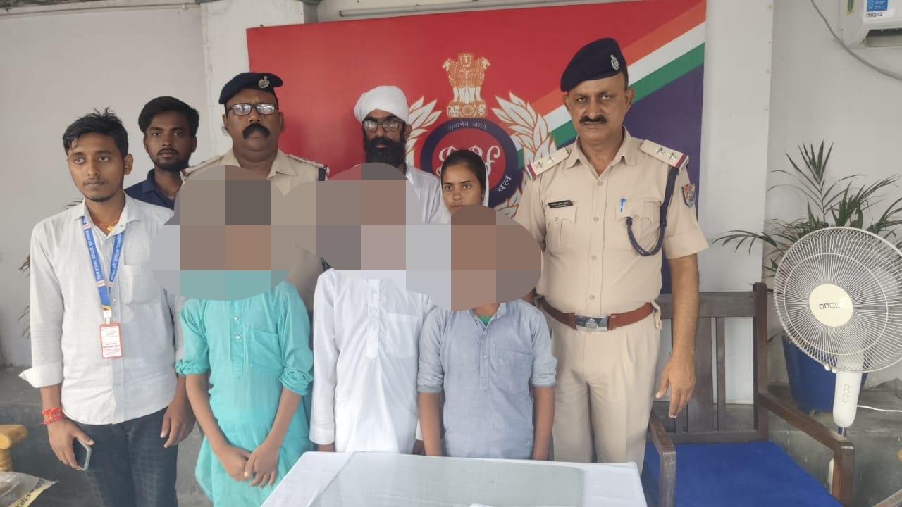 रेस्क्यू किये गये तीनो बच्चो के साथ आरपीएफ टीम रेस्क्यू किये गये तीनो बच्चो के साथ आरपीएफ टीम