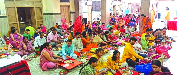 पूजन करते हुए पूजन करते हुए