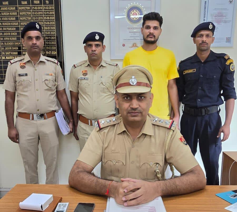 फोटो नंबर-04: पुलिस गिरफ्त में ठगी का आरोपी। फोटो नंबर-04: पुलिस गिरफ्त में ठगी का आरोपी।