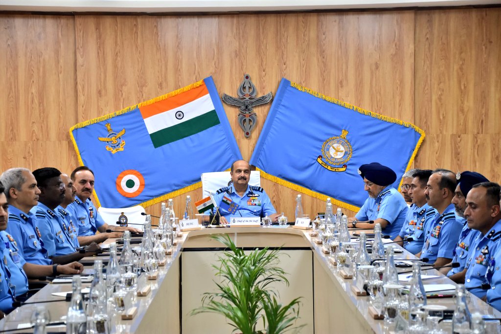 पूर्वी वायु कमान मुख्यालय शिलांग में आयोजित वार्षिक ईएसी कमांडरों का दृश्य। पूर्वी वायु कमान मुख्यालय शिलांग में आयोजित वार्षिक ईएसी कमांडरों का दृश्य।