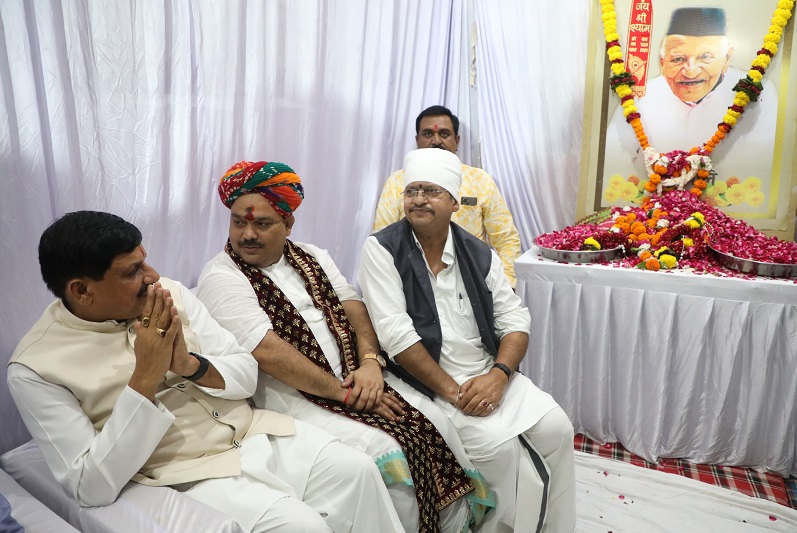 मप्रः मुख्यमंत्री के निवास पहुंचे संत पंडोखर सरकार, स्व. पूनमचंद यादव को अर्पित की पुष्पांजलि मप्रः मुख्यमंत्री के निवास पहुंचे संत पंडोखर सरकार, स्व. पूनमचंद यादव को अर्पित की पुष्पांजलि