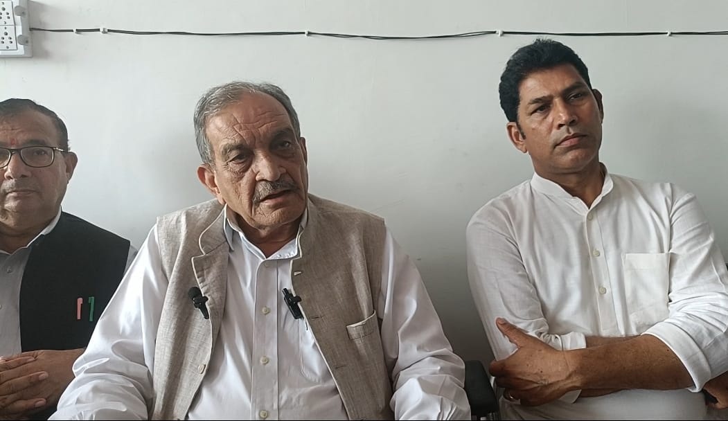 पत्रकारों से बातचीत करते हुए पूर्व केंद्रीय मंंत्री बीरेंद्र सिंह। पत्रकारों से बातचीत करते हुए पूर्व केंद्रीय मंंत्री बीरेंद्र सिंह।