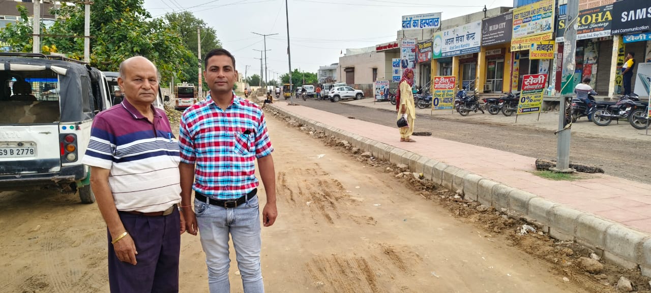 सड़क दिखाते हुए संगठन पदाधिकारी। सड़क दिखाते हुए संगठन पदाधिकारी।