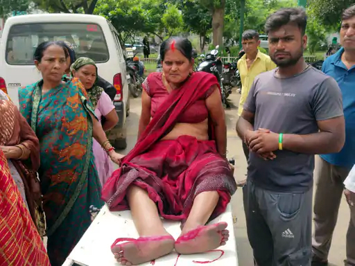 अस्पताल में बुजुर्ग महिला के पैर का इलाज करवाने पहुंचे लोग। अस्पताल में बुजुर्ग महिला के पैर का इलाज करवाने पहुंचे लोग।