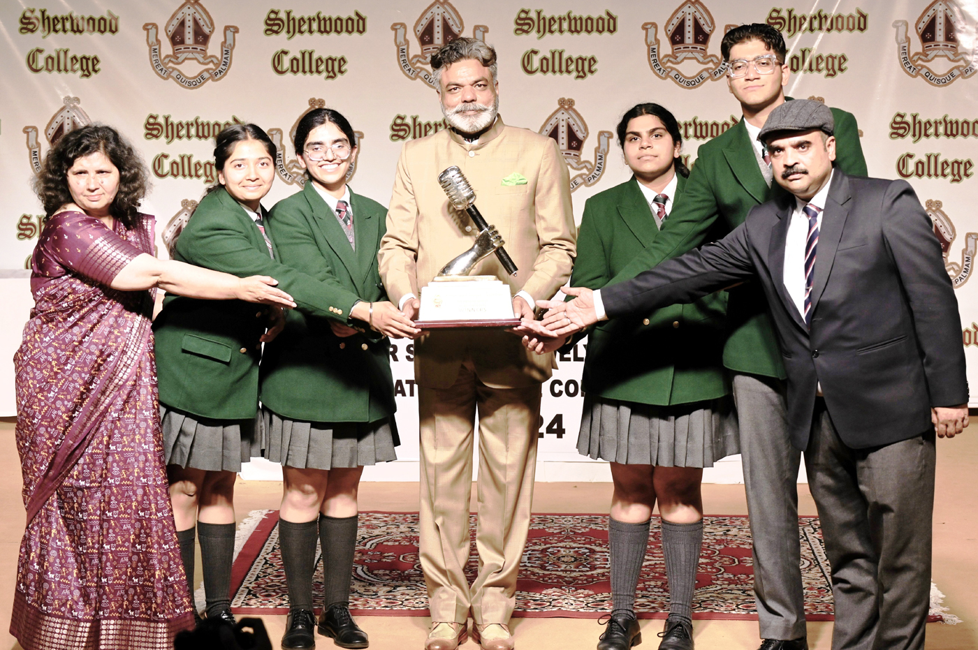 विजेताओं को पुरस्कार भेंट करते शेरवुड कॉलेज के प्रधानाचार्य अमनदीप संधू। विजेताओं को पुरस्कार भेंट करते शेरवुड कॉलेज के प्रधानाचार्य अमनदीप संधू।