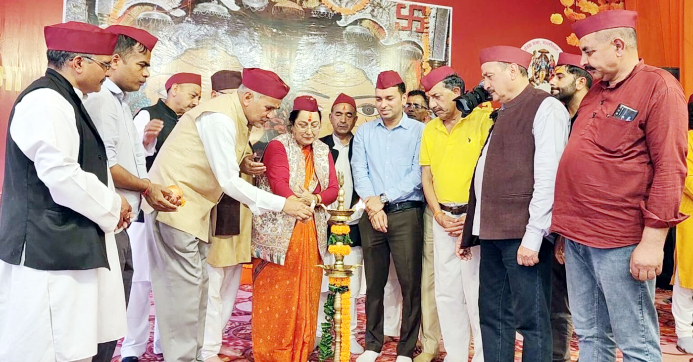 नंदा देवी महोत्सव का दीप प्रज्वलित कर शुभारंभ करती विधायक, पुलिस कप्तान आदि। नंदा देवी महोत्सव का दीप प्रज्वलित कर शुभारंभ करती विधायक, पुलिस कप्तान आदि।