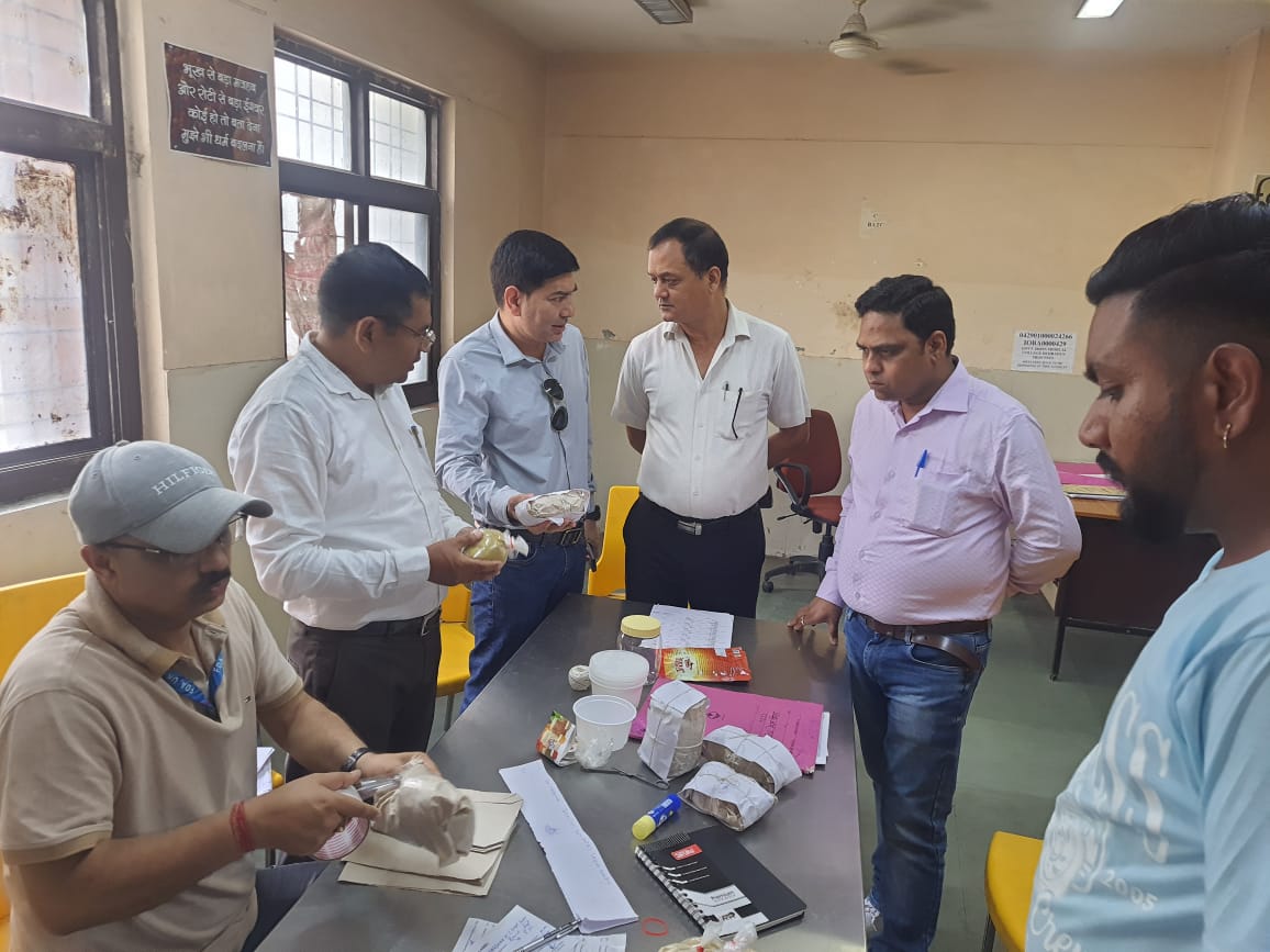 दून मेडिकल कॉलेज की कैंटीन का आकस्मिक निरीक्षण। दून मेडिकल कॉलेज की कैंटीन का आकस्मिक निरीक्षण।