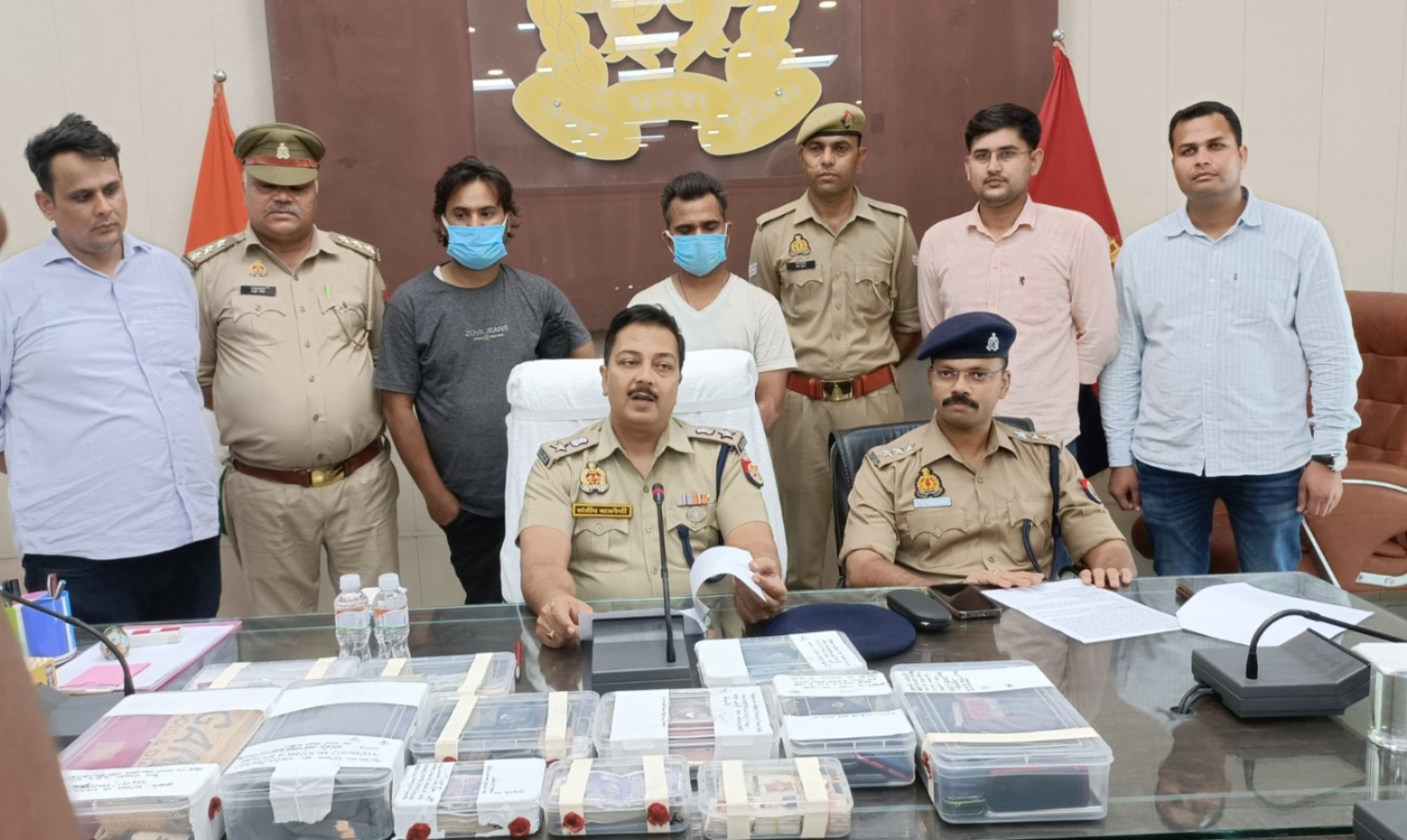 ठगी करने वाले दोनों अभियुक्त पुलिस गिरफ्त में तथा बरामद सामग्री