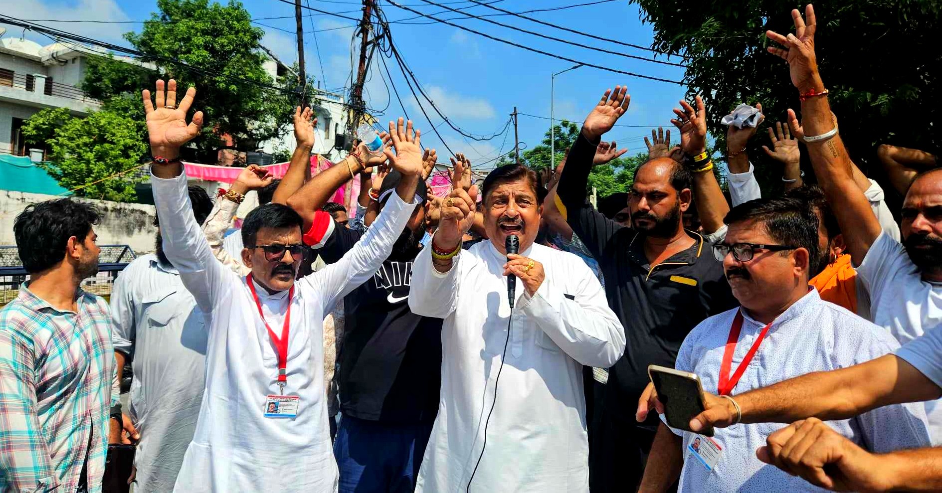 जम्मू में परिवहन उद्योग ने सरकारी नीतियों के खिलाफ प्रदर्शन किया जम्मू में परिवहन उद्योग ने सरकारी नीतियों के खिलाफ प्रदर्शन किया