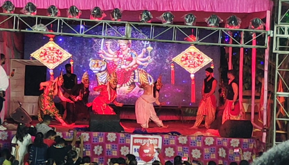 झांकी प्रस्तुत करते कलाकार झांकी प्रस्तुत करते कलाकार