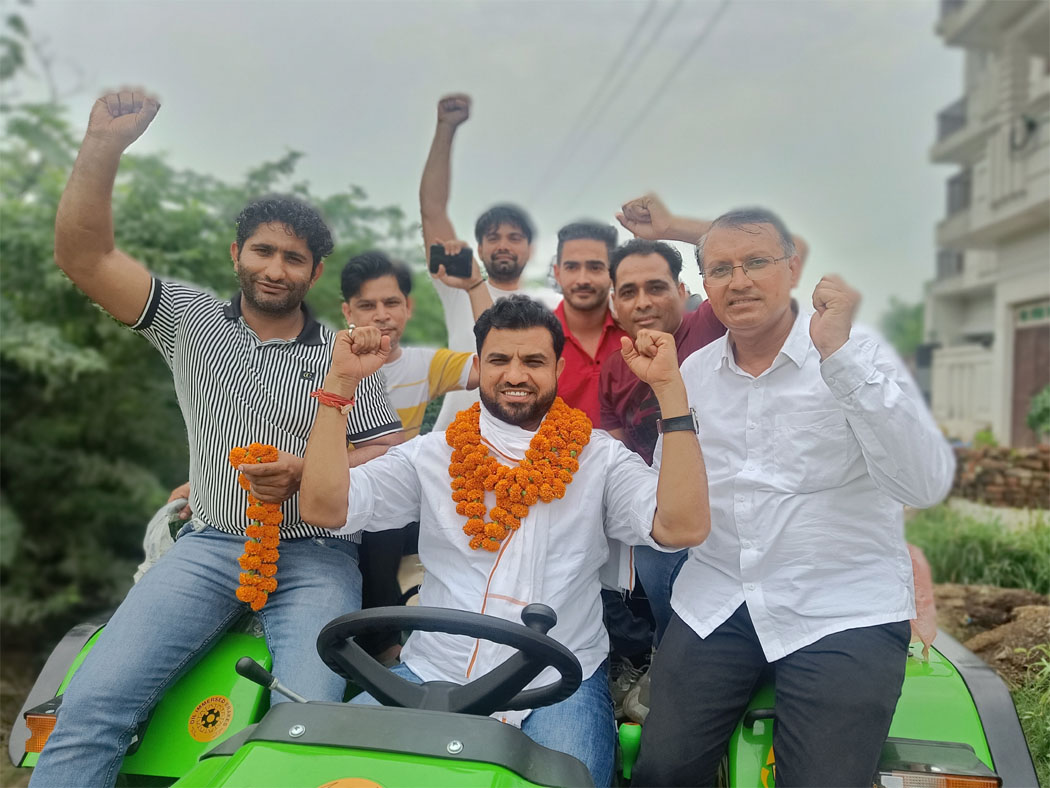 8 Snp- 1 सोनीपत: लोगों का आशीर्वाद लेते हुए देवेंद्र कादियान। 8 Snp- 1 सोनीपत: लोगों का आशीर्वाद लेते हुए देवेंद्र कादियान।