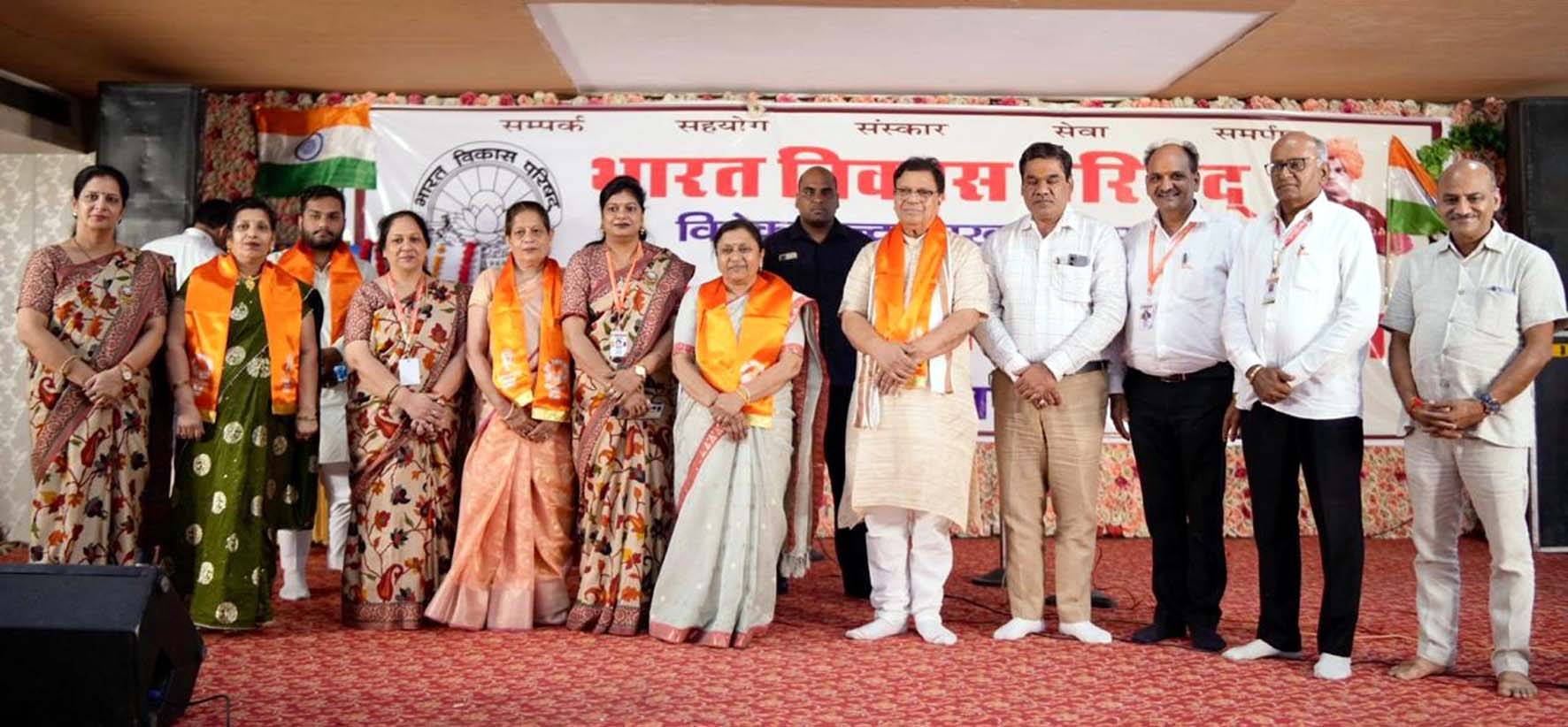 कार्यक्रम में उपस्थित मंत्री डॉ. कमल गुप्ता एवं अन्य पदाधिकारी। कार्यक्रम में उपस्थित मंत्री डॉ. कमल गुप्ता एवं अन्य पदाधिकारी।