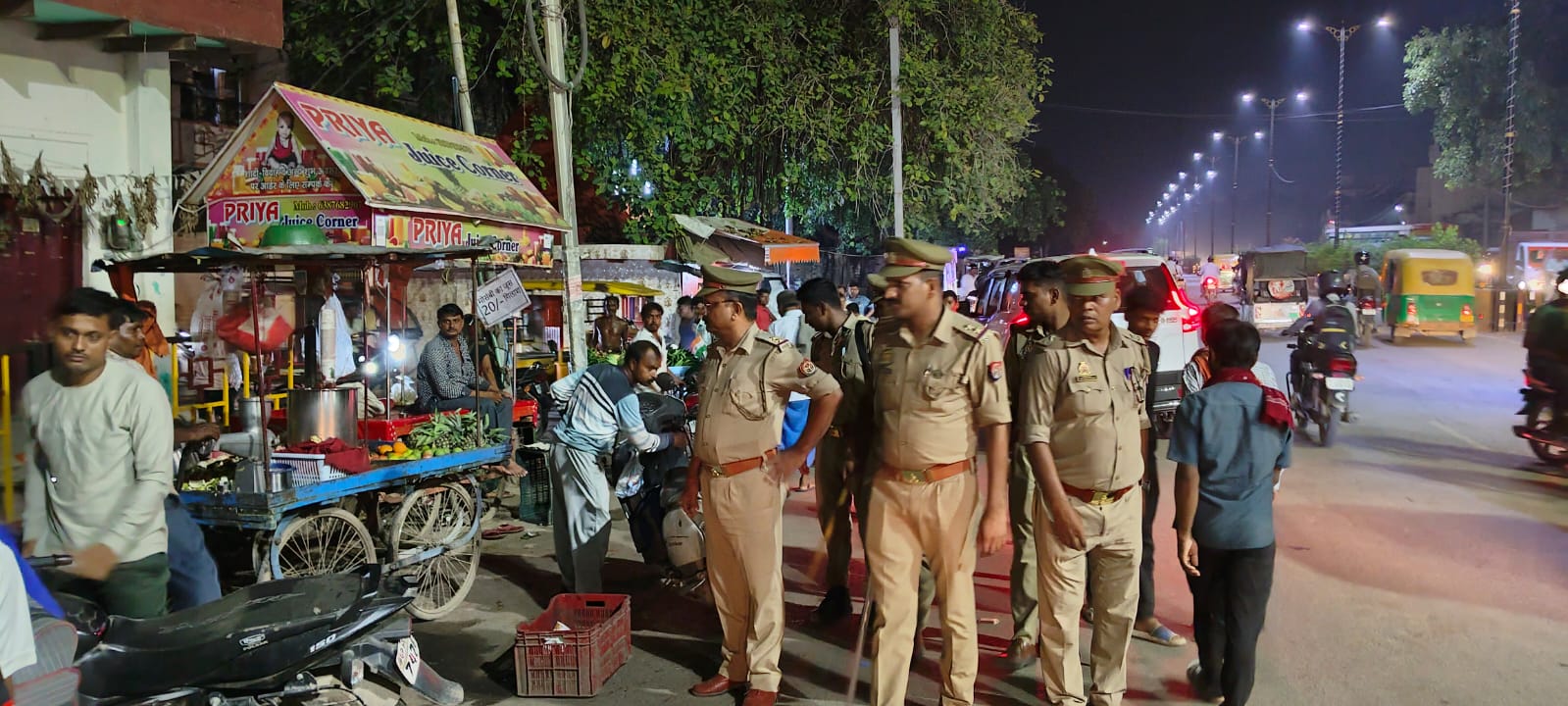 घटना की जांच करती पुलिस घटना की जांच करती पुलिस
