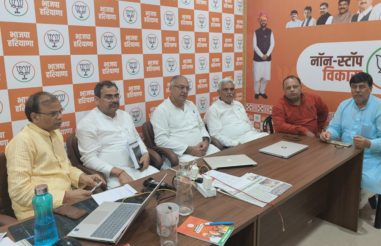 भाजपा नेता संजय भाटिया पत्रकाराें से बातचीत करते हुए भाजपा नेता संजय भाटिया पत्रकाराें से बातचीत करते हुए