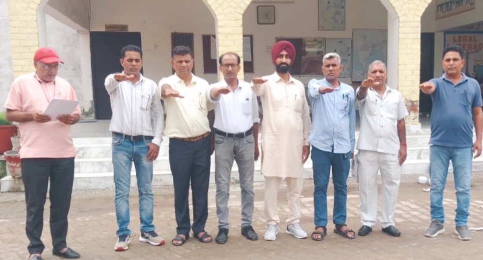 अध्यापक संघ की नई जिला कार्यकारिणी शपथ लेते हुए अध्यापक संघ की नई जिला कार्यकारिणी शपथ लेते हुए