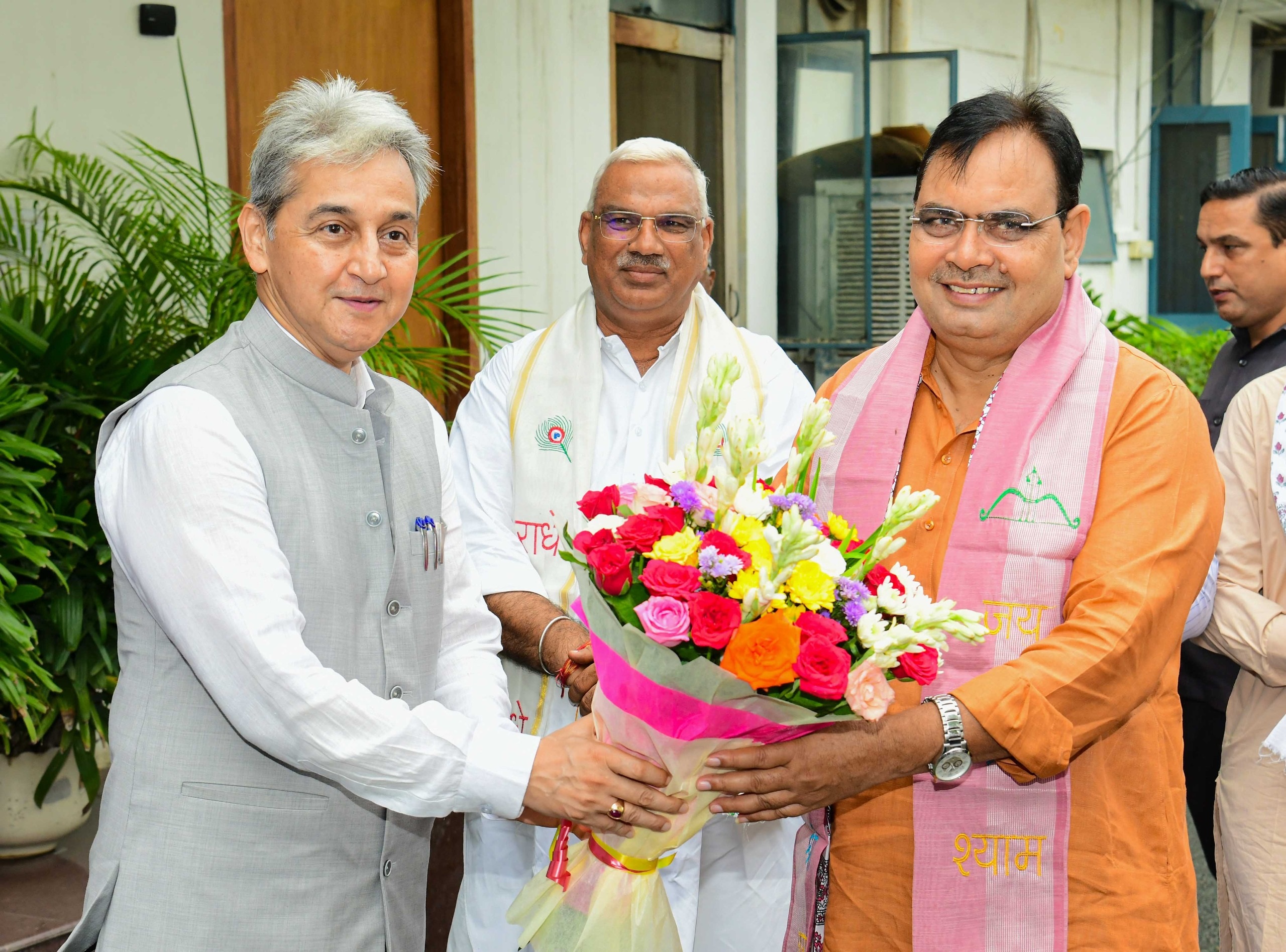 मुख्यमंत्री काे शुभकामनाएं देते मुख्य सचिव। मुख्यमंत्री काे शुभकामनाएं देते मुख्य सचिव।