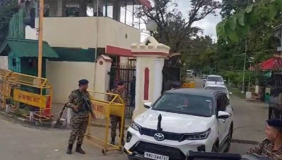 राज्यपाल लक्ष्मण प्रसाद आचार्य से मिलने जाते हुए मणिपुर के मुख्यमंत्री एन बीरेन सिंह। राज्यपाल लक्ष्मण प्रसाद आचार्य से मिलने जाते हुए मणिपुर के मुख्यमंत्री एन बीरेन सिंह।