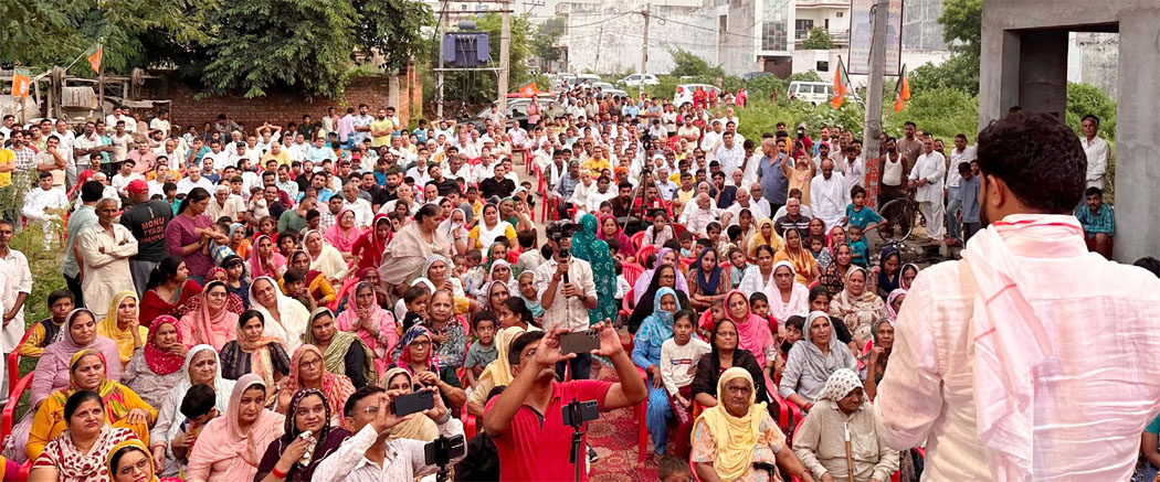 8 Snp- 1 सोनीपत: लोगों का आशीर्वाद लेते हुए देवेंद्र कादियान। 8 Snp- 1 सोनीपत: लोगों का आशीर्वाद लेते हुए देवेंद्र कादियान।