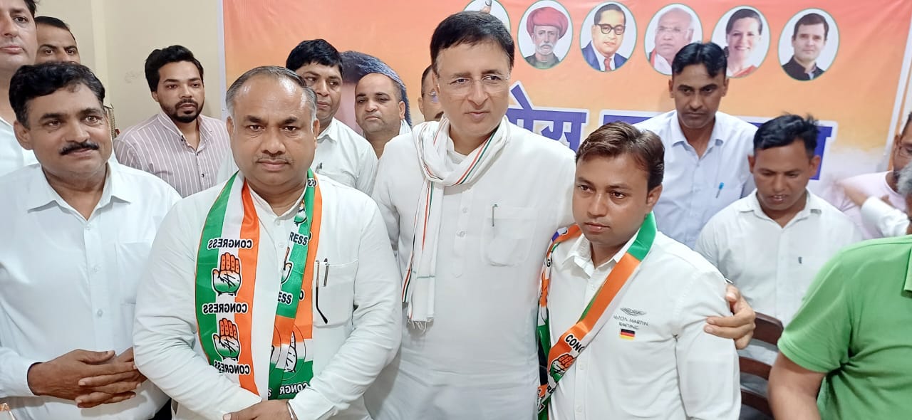 जेजेपीके लोक सभा कुरुक्षेत्र प्रत्याशी पाला राम को पटका कांग्रेस में शामिल करते हुए रणदीप सुरजेवाला पहनाकर