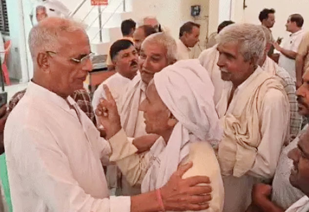 8 Snp- 3    सोनीपत: डा. कपूर सिंह नरवाल कार्यकर्ताओं         से बात करते हुए।