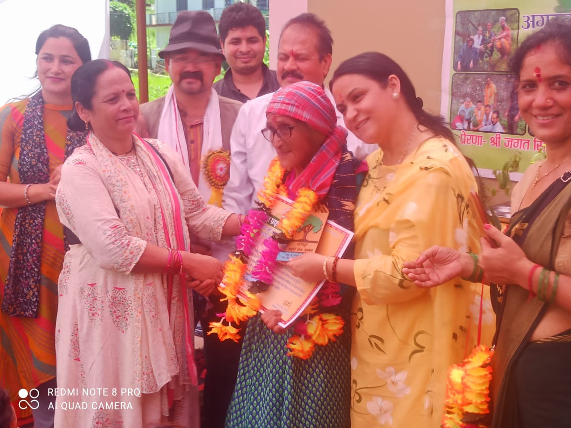 महिलाओं को सम्मानित करते अतिथि। महिलाओं को सम्मानित करते अतिथि।