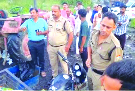 घटनास्थल पर मौजूद पुलिस घटनास्थल पर मौजूद पुलिस