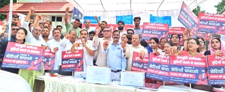 कांग्रेस ने चूड़ियां दिखाकर किया जबरदस्त विरोध कांग्रेस ने चूड़ियां दिखाकर किया जबरदस्त विरोध