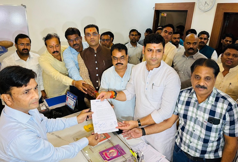 मप्रः भाजपा प्रदेश अध्यक्ष शर्मा को नपुंसक कहने पर दिग्विजय के खिलाफ क्राइम ब्रांच में शिकायत मप्रः भाजपा प्रदेश अध्यक्ष शर्मा को नपुंसक कहने पर दिग्विजय के खिलाफ क्राइम ब्रांच में शिकायत