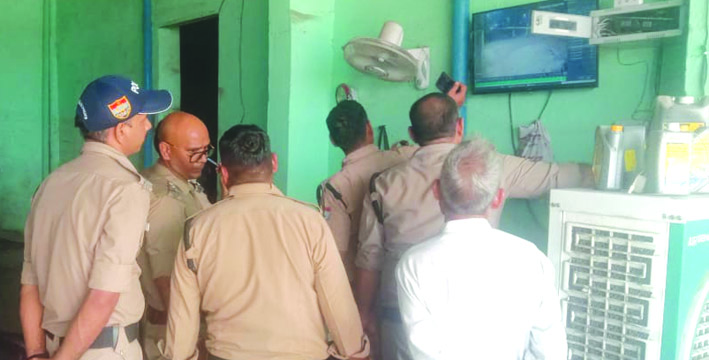 जांच करती पुलिस जांच करती पुलिस