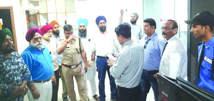 फिलम का विरोध करते हुए फिलम का विरोध करते हुए