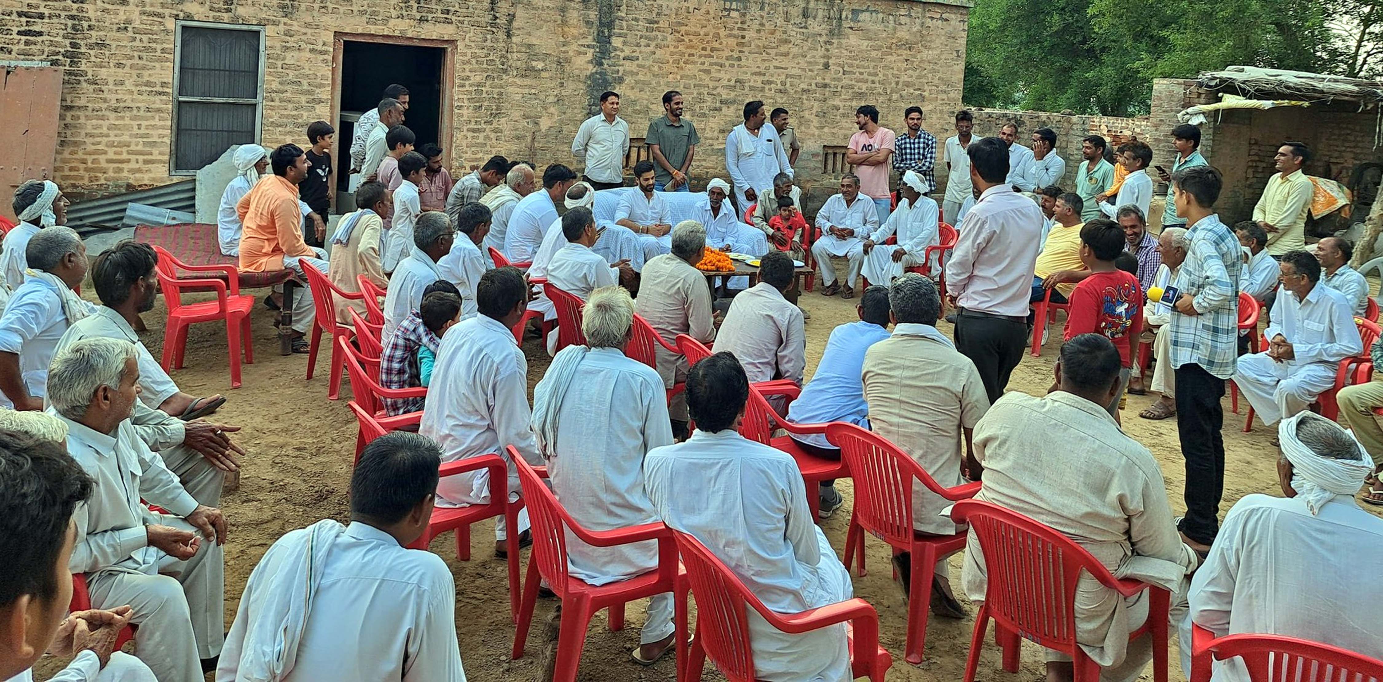 जनसंपर्क अभियान के तहत क्षेत्रवासियों से मिलते विधायक भव्य बिश्नोई। जनसंपर्क अभियान के तहत क्षेत्रवासियों से मिलते विधायक भव्य बिश्नोई।