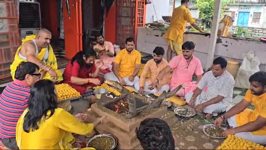 चित्तौड़गढ़ शहर के हजारेश्वर महादेव मंदिर में हुवे हवन ने लड्डुओं से आहुतियां देते संत व श्रद्धालु। चित्तौड़गढ़ शहर के हजारेश्वर महादेव मंदिर में हुवे हवन ने लड्डुओं से आहुतियां देते संत व श्रद्धालु।