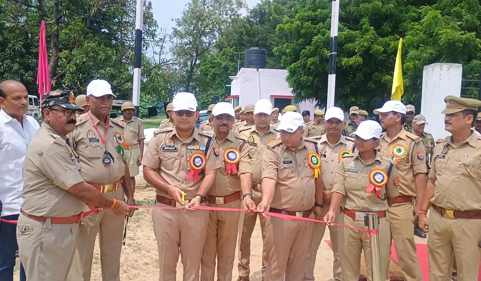 फीता काटकर प्रतियोगिता का शुभारंभ करते एसपी अभिनंदन फीता काटकर प्रतियोगिता का शुभारंभ करते एसपी अभिनंदन