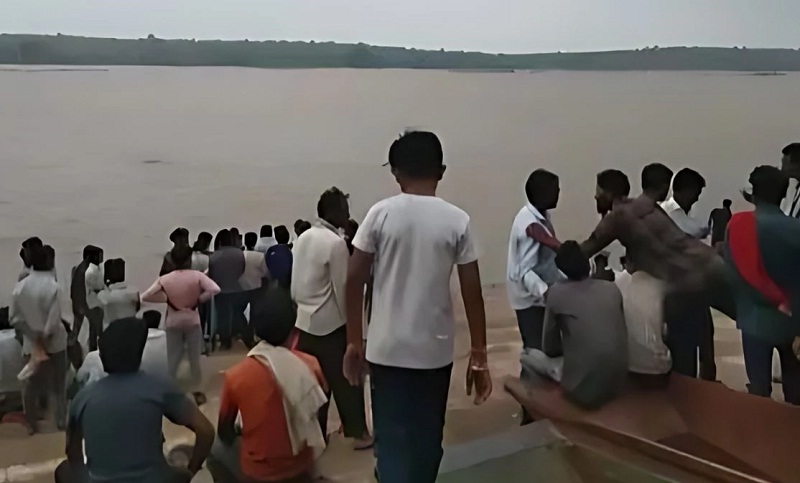 मप्रः देवास में श्रमिकों से भरी नाव नाव नर्मदा नदी में पलटी, एक लापता, सात को बचाया मप्रः देवास में श्रमिकों से भरी नाव नाव नर्मदा नदी में पलटी, एक लापता, सात को बचाया