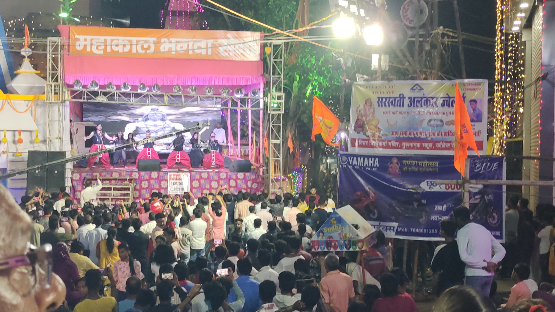 झांकी देखने उमड़ी भीड़ झांकी देखने उमड़ी भीड़
