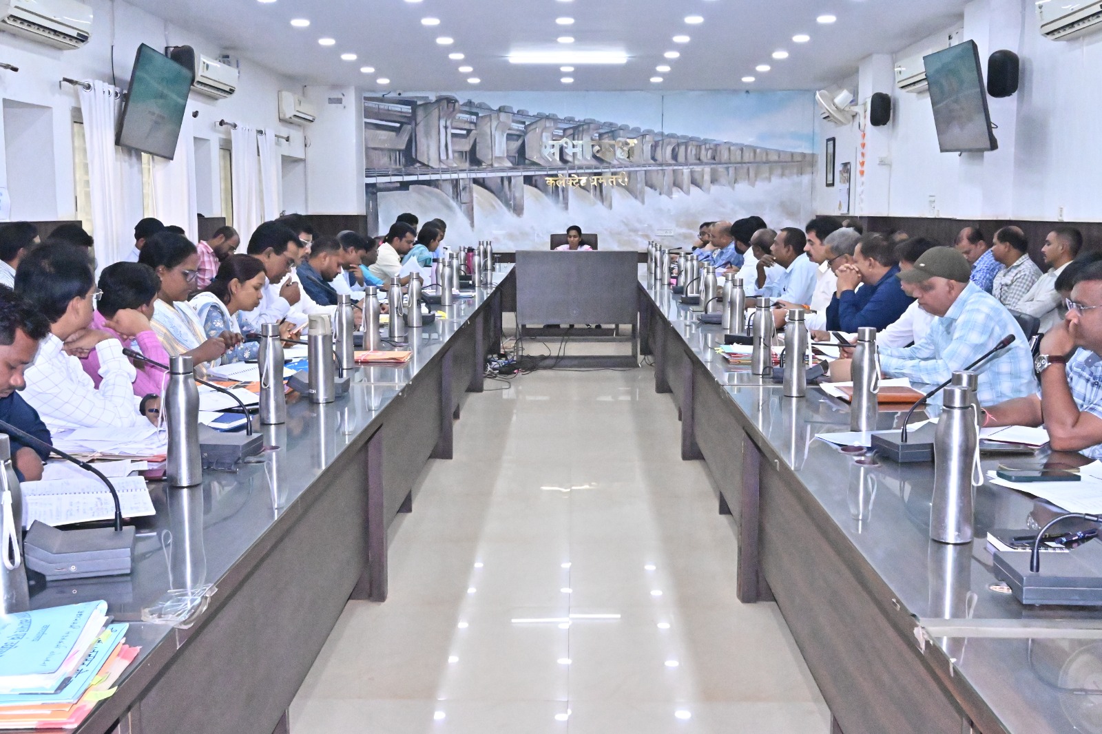 बैठक में उपस्थित जिले के अधिकारी-कर्मचारी। बैठक में उपस्थित जिले के अधिकारी-कर्मचारी।