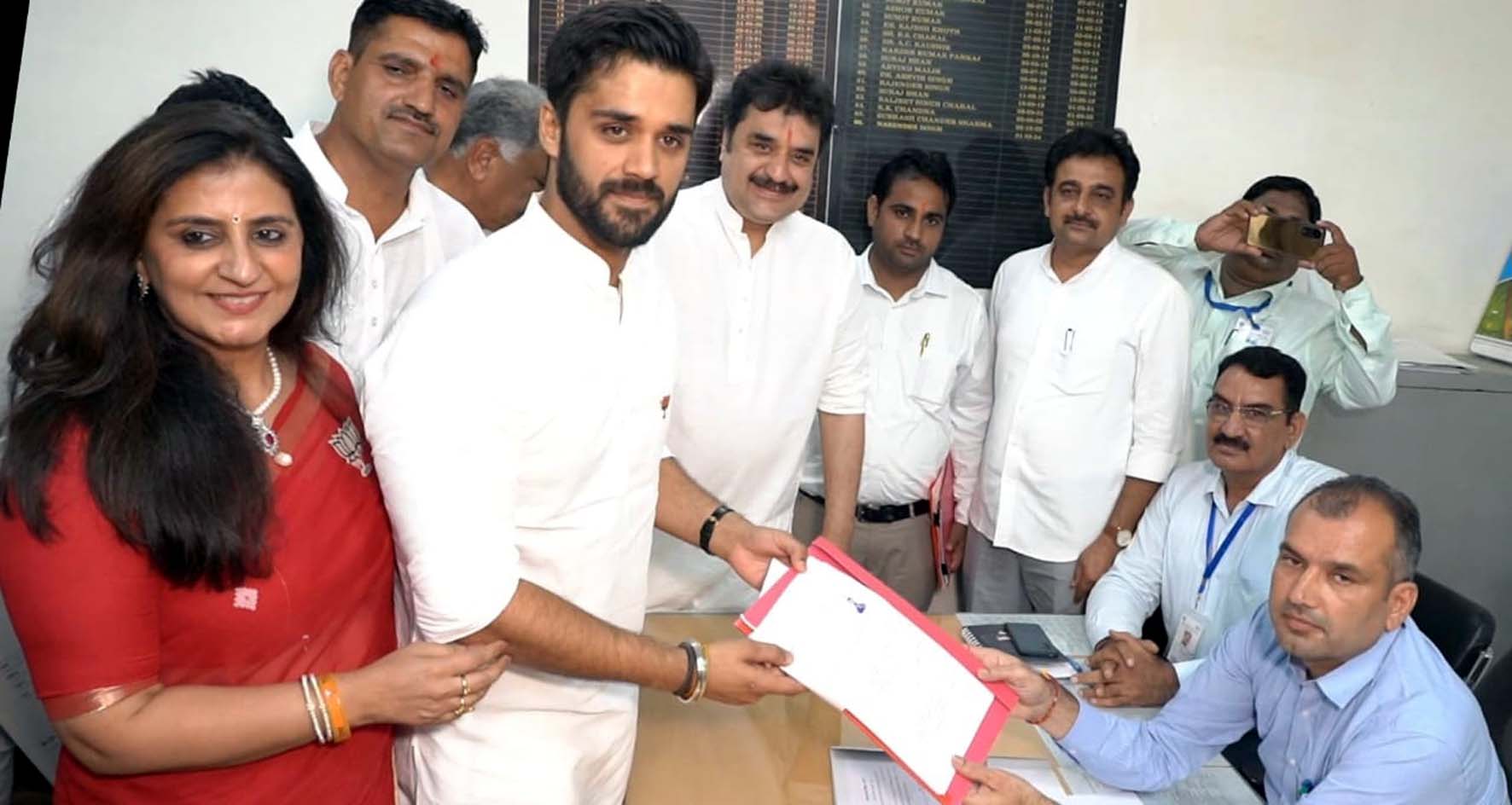 नामांकन दाखिल करते भव्य बिश्नोई। नामांकन दाखिल करते भव्य बिश्नोई।