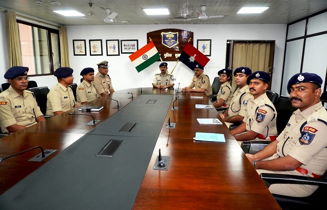 डीजीपी से मुलाकात के दौरान भारतीय पुलिस सेवा के अधिकारी डीजीपी से मुलाकात के दौरान भारतीय पुलिस सेवा के अधिकारी