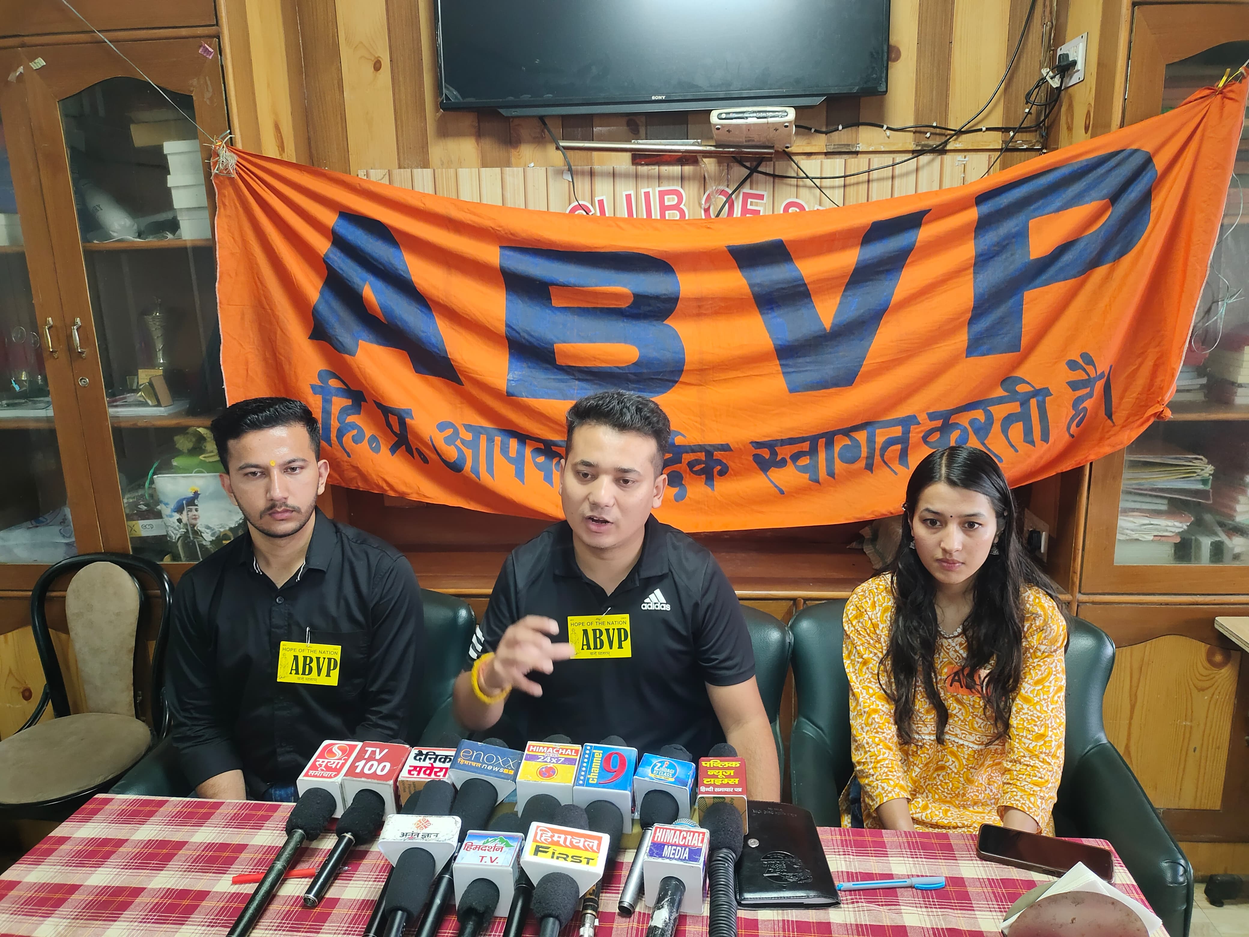 एबीबीपी पदाधिकारी प्रेस वार्ता करते हुए एबीबीपी पदाधिकारी प्रेस वार्ता करते हुए